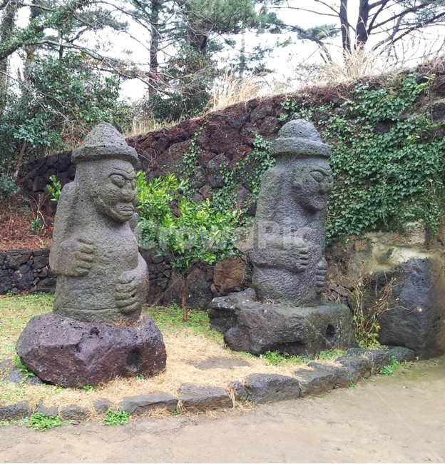 제주도,jeju,돌하르방,돌하르방박물관,자연,nature,석상,야외,조각상,담벼락,나무,tree,돌,민속,한국민속,전통,한국전통,상징,제주전통,토속전통,제주토속