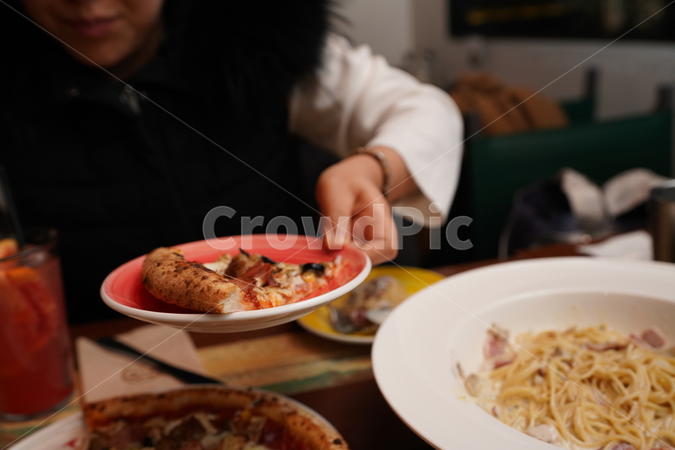 피자,pizza,이태리,이탈리안,빵,먹방,음식,푸드,food,외식,데이트,먹거리,치즈,사람,인물,인간,human,person,신체일부,몸,body,음식,식재료,요리,food,cook,meal,dishes,food reserves,양식,서양음식,서양요리,western food,western dishes,western meal,western cook