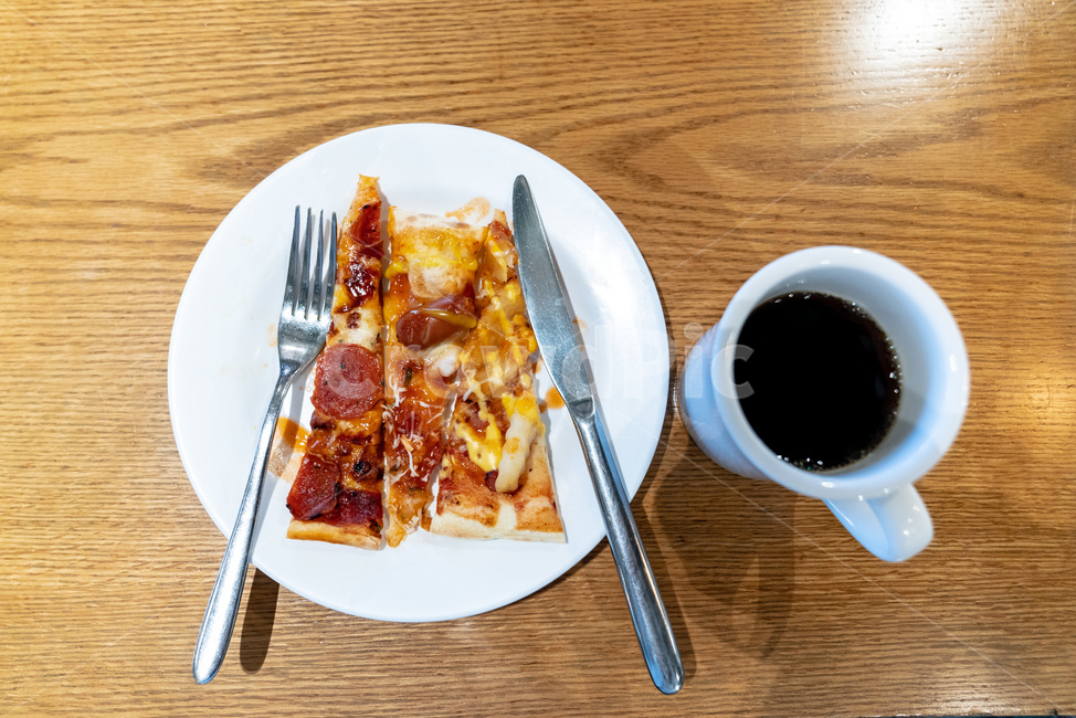 음식,식사,피자,조각,밀가루,부드러운,탄수화물,비만,고칼로리,토핑,치즈,고열량,접사,이탈리아,빵,도우,먹거리,콤비네이션,소시지,정크푸드,외식,테이블,접시,포크,칼,나이프,커피,머그컵,흰색,요리,조리,뜨거운,달콤한,쌉살한,음식,식재료,요리,food,cook,meal,dishes,food reserves,양식,서양음식,서양요리,western food,western dishes,western meal,western cook
