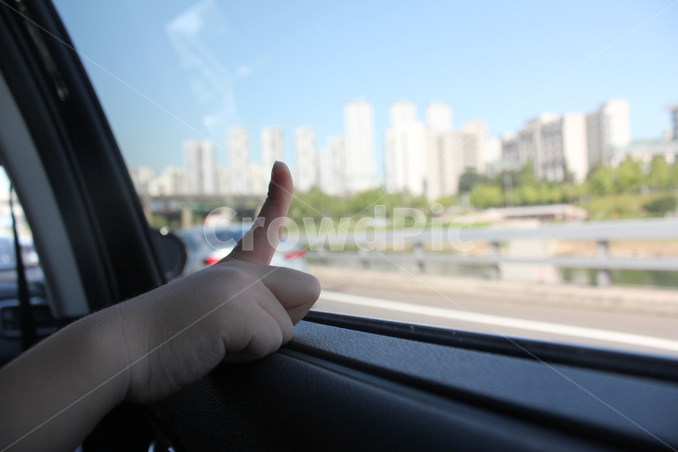 자동차,실내,내부,창문,창가,유리,신체,신체부위,부분,손가락,아이,아기,아이손,손,핸드,방행,지시,가르키다,여행,휴가,traveling,vacation,trip