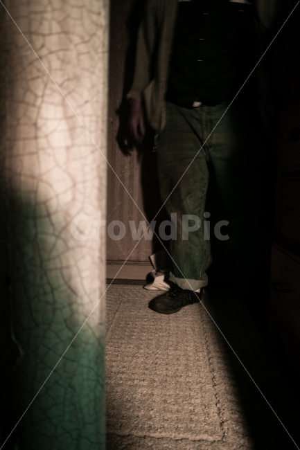 귀신,좀비,사람,방,남자,작업,빛,어둠,공포,감정,무서움,호러,어두움,밝음,대비,문,방문,공간,기둥,사람,인물,인간,human,person,공포,호러,무서운,무서움,horror,terror,fear