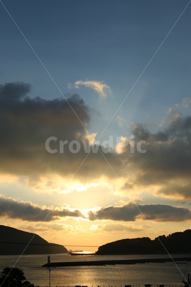 하늘,일출,바다,풍경,감성,바다마을,등대,생각,여유,landscape,sea,sky,아침,떠오르는태양,태양,자연,풍경,nature,landscape,등대,lighthouse,실루엣,그림자,silhouette,shadow,light,빛,flare,플레어,sunlight,햇빛,outdoors,옥외