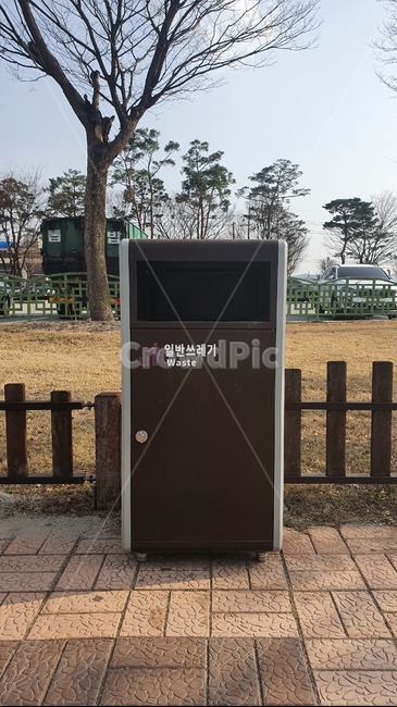 공원,쓰레기통,나무,쓰레기,물건