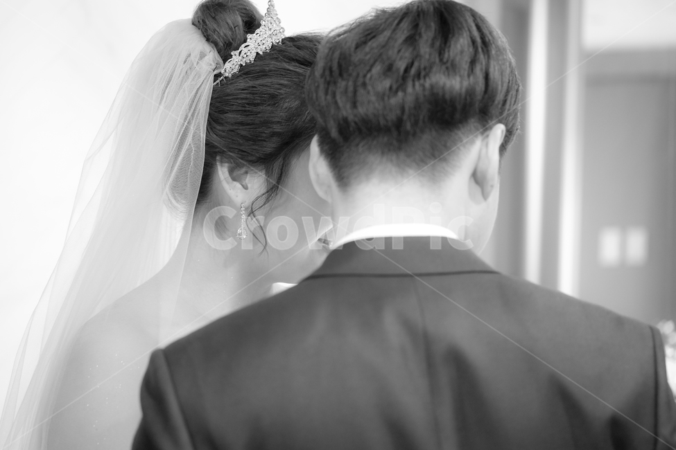 신부,웨딩스냅,신부대기실,웨딩,시선,스냅,흑백,웨딩드레스,본식스냅,신랑,사람,인물,인간,human,person,연인,커플,사랑,lover,couple,결혼,혼례,웨딩,wedding,marriage,marry,기념일,축하,anniversary,congratulation,celebrate,celebration,흑백,모노톤,monochrome,black and white