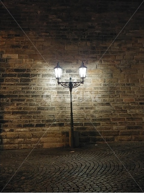 lamppost,가로등,불빛,밤,light,path,walkway,보도,벽돌