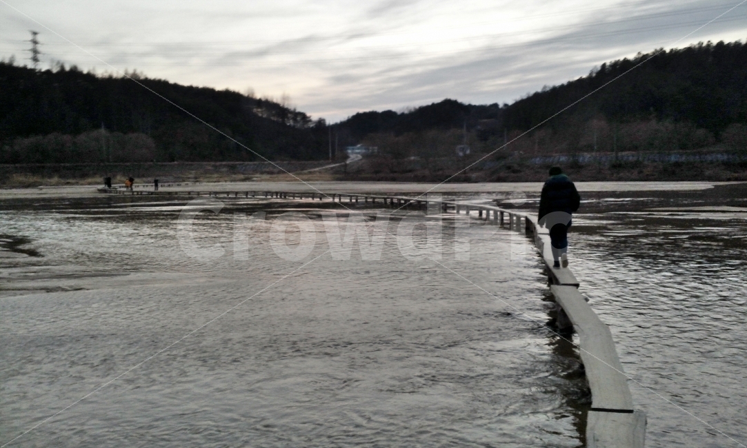 영주,무섬,외나무다리,흑백,검정,강,하늘,구름,외길,자연,풍경,nature,landscape,사람,인물,인간,human,person,고독함,외로움,쓸쓸함,우울함,슬픔,lonely,solitary,water,물,outdoors,옥외