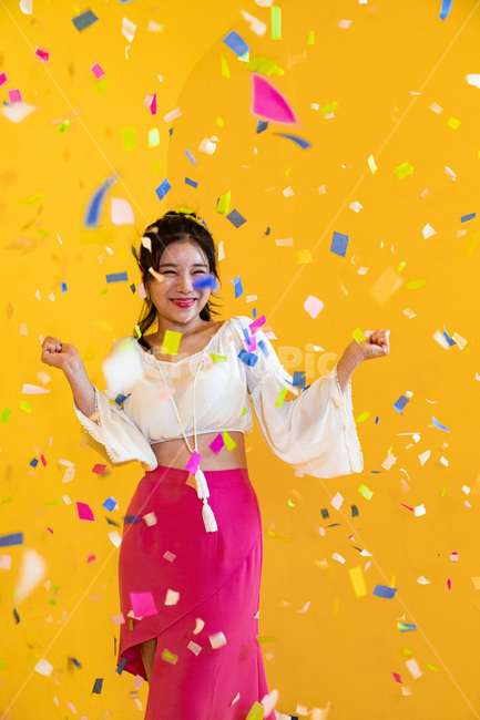색종이조각,춤,파티,크리스마스,연말,새해,생일,색종이,댄스,즐거움,기쁨,환희,미인,여성,젊은여성,동양인,동양인여성,휴가,휴일,연휴,파티배경,party,christmas,holiday,newyear,fun,birthday,endofyear,asian,woman,girl,dance,joy,happiness,background,colorful,색상,화려함,종이,confetti,paper,사람,인물,인간,human,person,얼굴표정,facial expression,face,여성,여자,woman,female,lady,감정표현,기분,feeling,emotion,축제,행사,festival,carnival,event,기념일,축하,anniversary,congratulation,celebrate,celebration,색깔,색상,색채,색감,color sense,color sensitivity,feeling of color
