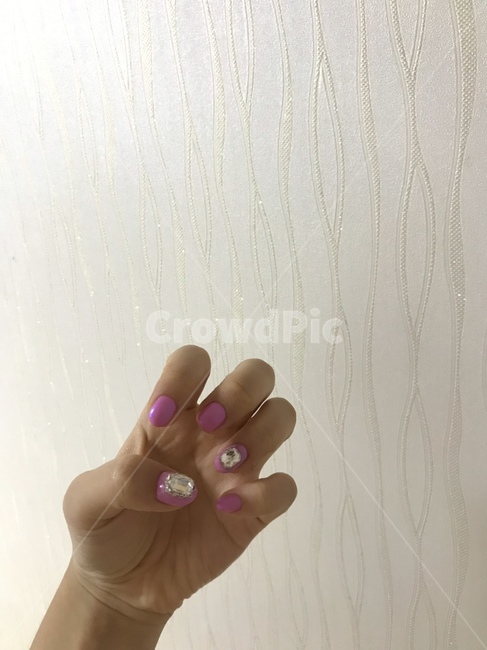셀프네일,네일아트,핑크네일,파츠네일,블링블링,사람,손톱,손가락,핑크색,연분홍,분홍색,연핑크,크리스탈,반짝,콘셉,여자,젤네일,디자인,아트디자인,네일아트파츠,네일파츠,메니큐어,아세톤,네일샵,셀프젤네일,셀프,혼자,여자손,웨딩네일,여름네일,겨울네일,가을네일,봄네일,human,perspon,healing,feeling,rest,woman,lady,selfnail,nailart,art,nail,hand,finger,naildesign,design,color