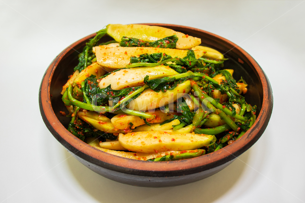 총각김치,알타리김치,김치,반찬,김장,한식,알타리무김치,무,총각무,알타리무,김장김치,한국음식,음식,요리,겨울,식품,야채,채소,한국,발효,발효음식,발효식품,문화,김장철,가을,늦가을,초겨울,전통,식사,집반찬,집밥,소스,전통음식,한국전통음식,부엌,대한민국,남한,아시아,고춧가루,매운,매콤한,맵다,짜다,맛있는,맛있다,양념,양념장,건강,건강한,건강음식,건강한음식,그릇,접시,항아리뚜껑,항아리그릇,질그릇,장독뚜껑,옹기그릇,옹기,홈메이드,홈메이드푸드,배경,바탕,백그라운드,kimchi,chonggakkimchi,youngradishkimchi,daikon,whiteradish,youngradish,chonggakgimchi,koreanfood,cooking,vegetable,food,koreantraditionalfood,traditional,cuisine,cook,korea,korean,meal,gimjang,makingkimchi,gimchi,kimchee,fall,autumn,winter,fermented,fermentedfood,fermentation,eat,kitchen,southkorea,healthy,health,healthfood,healthyfood,dish,delicious,tasty,plate,bowl,sauce,seasoning,sidedish,homemade,homemadefood,spicy,hot,chilipowder,redpepperpowder,culture,asia,asian,background,음식,식재료,요리,food,cook,meal,dishes,food reserves,한식,한국음식,한국요리,korean food,korean dishes,korean meal,korean cook