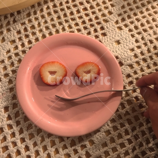 딸기,분홍색,핑크,포크,웃음,스마일,연출,힐링,감성사진,감성,strawberry,pink,fork,음식,식재료,요리,food,cook,meal,dishes,food reserves,과일,열매,fruit,채소,야채,vegetables,디저트,간식,후식,dessert,snack