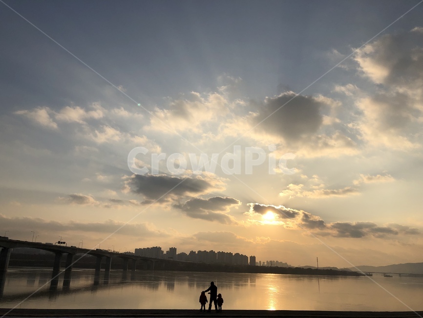 한강,노을,나들이,주말,겨울,사람,인물,인간,human,person,인물실루엣,사람실루엣,character silhouette,human silhouette,nature,자연,light,빛,flare,플레어,outdoors,옥외