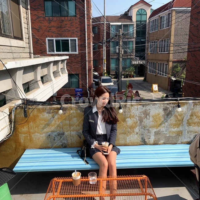 여자,이쁜여자,옆모습,카페,벤치,치마,행궁동,감성,긴머리