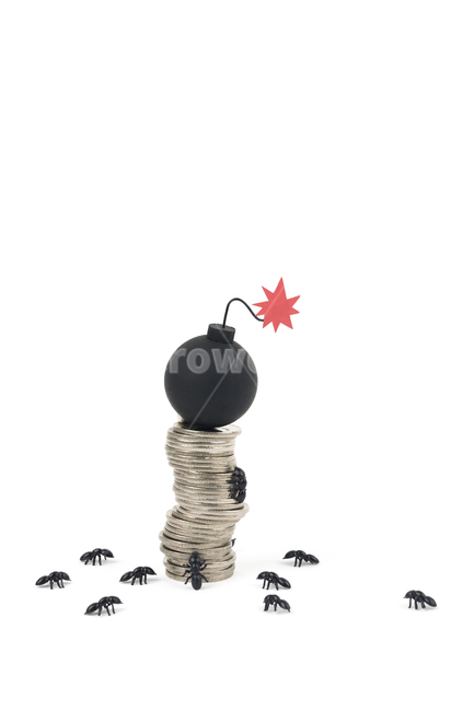 개미,투자자,개미투자자,동전,폭탄,폭락,주식,오르다,기어오르다,주가,개인,시한폭탄,터지다,하락,급락,손실,수익,대박,쪽박,검은색,블랙,화이트,흰색,백그라운드,배경,컨셉,아이디어,비즈니스,증시,돈,주식시장,미니어처,모형,매매,매도,통화,지출,금리,이자,실패,베팅,피규어,올라가다,탑,동전탑,금융,오브젝트,금융,돈,finance,banking,money,연출,컨셉,콘셉,direction,concept