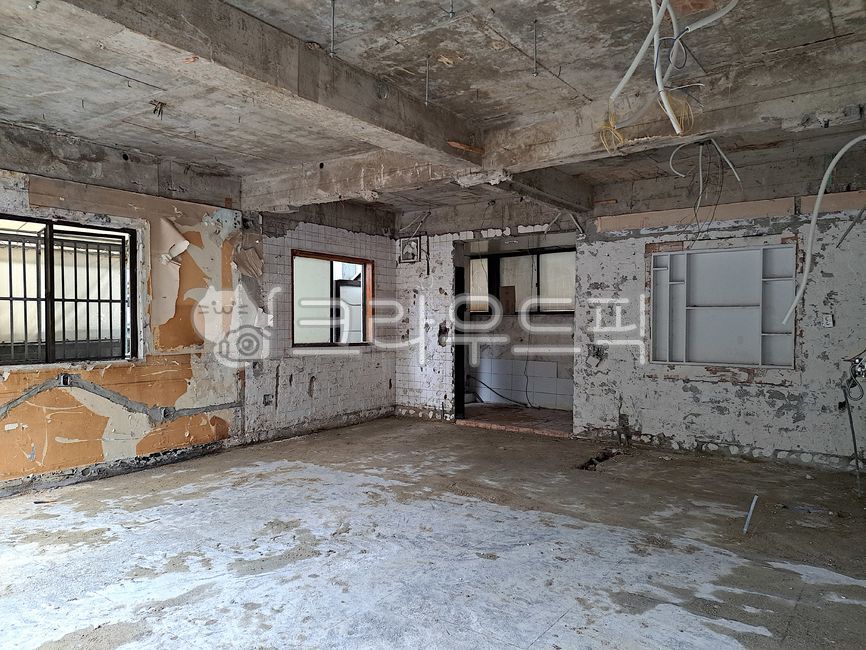 리모델링,건축학,빌딩,재건축,공사,건축공사,빌딩공사,실내,건축물,옥내,바닥,시멘트,콘크리트,구옥,상가공사,주택공사,주택,상가,골조,내벽,실내공사,내부공사,개조,개조공사,철골