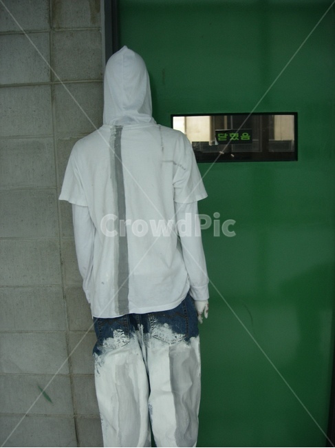 clothing,의류,apparel,투명인간,invisibleman,카무플라주,camouflage,fashion,critique,페인팅,마네킹,아트웍,artwork,human,penetration,관통,영화,movie,film,scene,분위기,mood