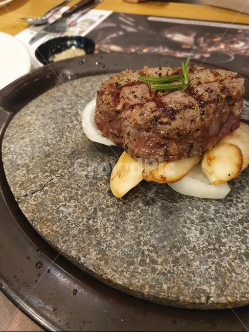 스테이크,돌,돌판,미디움레어,버섯,양파,마늘,소금,steak,mushroom,salt,stone