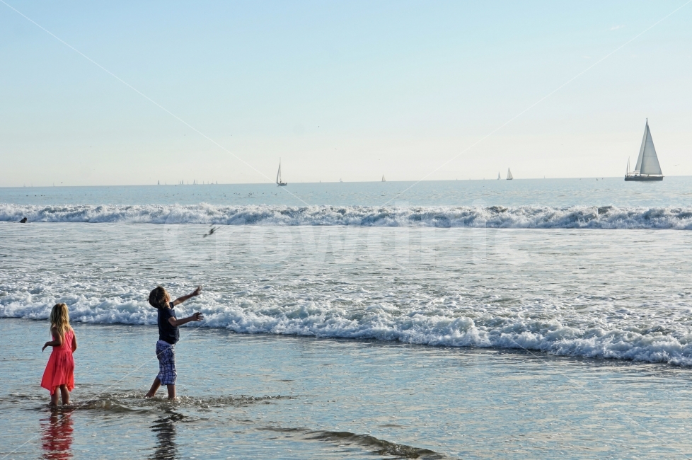 가족,바다,아이,파도,비치,휴식,하늘,수평선,산타모니카,사람,해외,보트,UnitedStates,SantaMonica,Sea,Child,Landscape,Boat,여름,계절,summer,season,자연,풍경,nature,landscape,해변,바다,beach,sea,해외,외국,세계,foreign,oversea,world,사람,인물,인간,human,person,어린이,어린아이,child,children,kid,감정표현,기분,feeling,emotion,여행,휴가,traveling,vacation,trip,outdoors,옥외,ocean,대양,water,물,boat,vehicle,차량,transportation,교통,adventure,모험,leisure activities,레저 활동