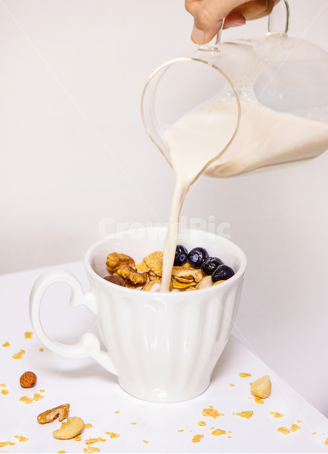 씨리얼,아침식사,우유,두유,블루베리,견과류,식기,컵,음식,cereal,food,cup,tableware,breakfast,morning,아침,milk,blueberry,nuts,soybeanmilk,soyamilk,아침식사,조식,브런치,breakfast,brunch