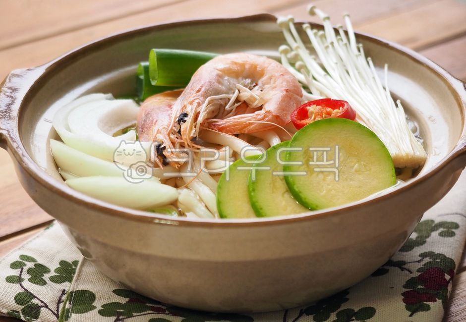 아시아음식,새우냄비우동,채소,반찬,김치,음식,냄비,도자기냄비,새우,해산물,점심,저녁,식사,요리,한국음식,배경,버섯,팽이버섯,애호박,양파,일본음식,냄비우동,야채,웰빙,웰빙음식,asianfood,shrimppotudon,vegetable,sidedish,kimchi,food,pot,potterypot,shrimp,seafood,lunch,dinner,meal,cooking,koreanfood,background,mushroom,enokimushroom,onion,japanesefood,hotpotudon,wellbeing,wellbeingfood