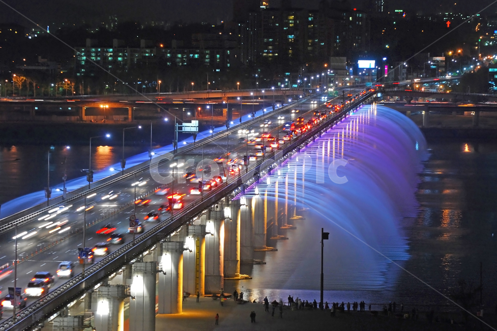 반포대교,잠수교,도로,교통,자동차,한강,분수,낙하분수,달빛무지개분수,무지개분수,달빛,무지개,명소,야경,빛,불빛,강,물,강변,한강변,풍경,저녁,밤,아름다운,컬러,칼라,컬러풀,다리,교량,대교,대로,사람,구경,공원,한강공원,한강시민공원,시민공원,고수부지,서울,한국,야경,밤,풍경,nightscape,night,landscape,교통,교통수단,traffic,transportation,bridge,building,건물