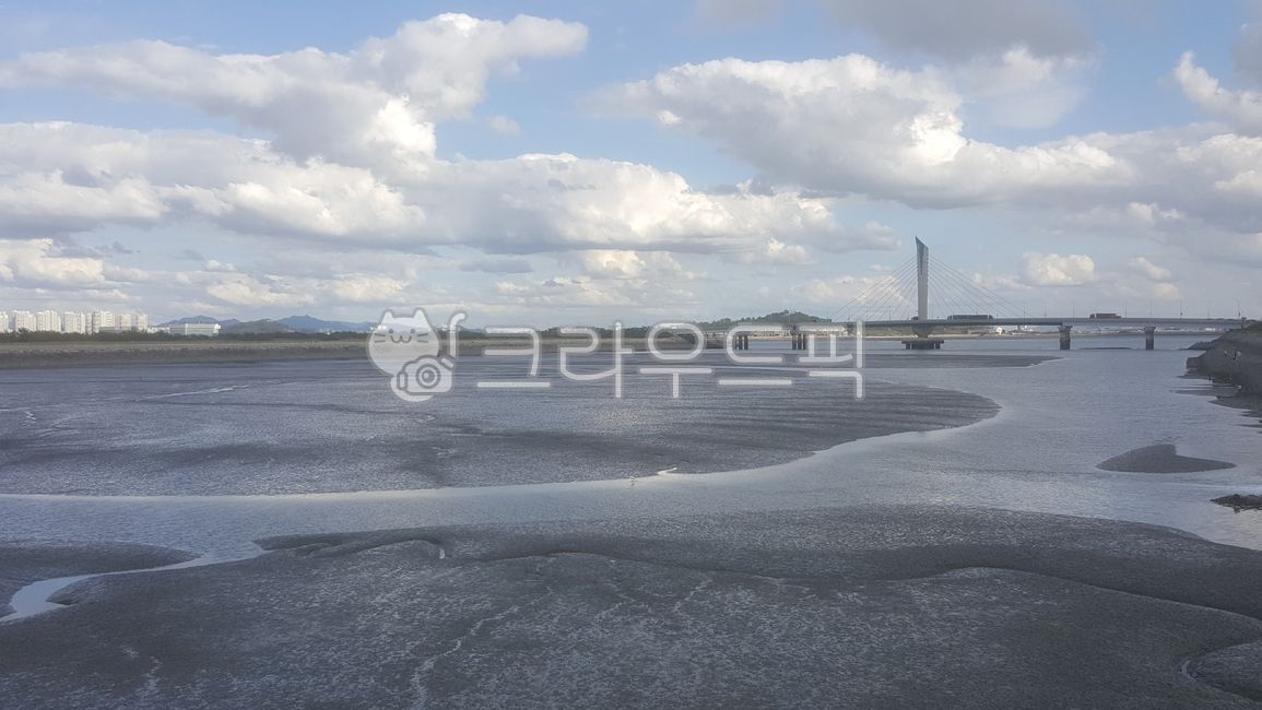 blue sky,asunsetglow,clouds,sea,cloud,cumulus,theautumnsky,low tide,sky,ebb,nature,abluesky,theseaside,autumn sky,coast,ocean,beach,sunset,puffy clouds,bridge,mud
