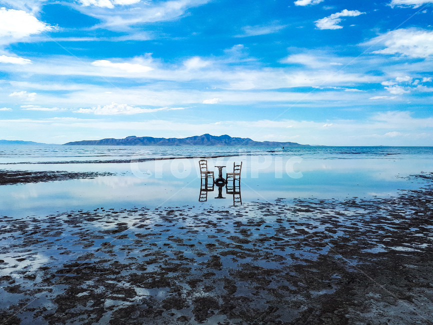 소금,자연,옥외,평지,바닥,솔트레이크,전경,풍경,광경,하늘,salt,소금호수,saltlake,sky,cloud,구름,하얀구름,적운,수평선,펄밭,뻘밭,소금물,푸른하늘,걸상,테이블,의자,sea,물,바다,감성,컴퓨터배경사진,배경사진,배경,풍경사진,백그라운드,배경이미지,풍경이미지,엽서사진