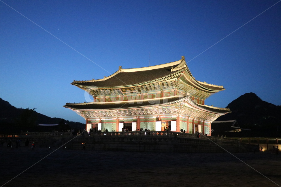 경복궁,야간개장,야경,한옥,근정전,건물,한국전통,한국,전통,빛,어둠,밤,처마,풍경,풍경사진,야경,밤,풍경,nightscape,night,landscape,한국전통,한국문화,korean traditional,korean culture,랜드마크,landmark,tourist attraction,한국랜드마크,한국관광지,한국명소,korea landmark,korea tourist attraction,architecture,건축물,pagoda,탑,shrine,신사,building,worship,예배