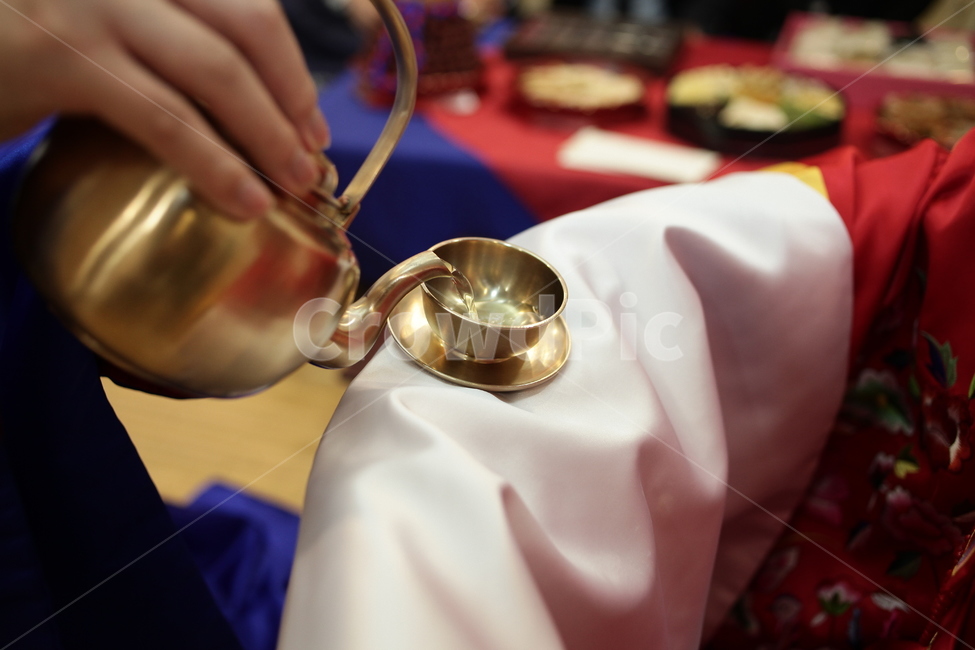 결혼,폐백,전통혼례,주전자,술,한국전통,한국문화,korean traditional,korean culture,사람,인물,인간,human,person,결혼,혼례,웨딩,wedding,marriage,marry