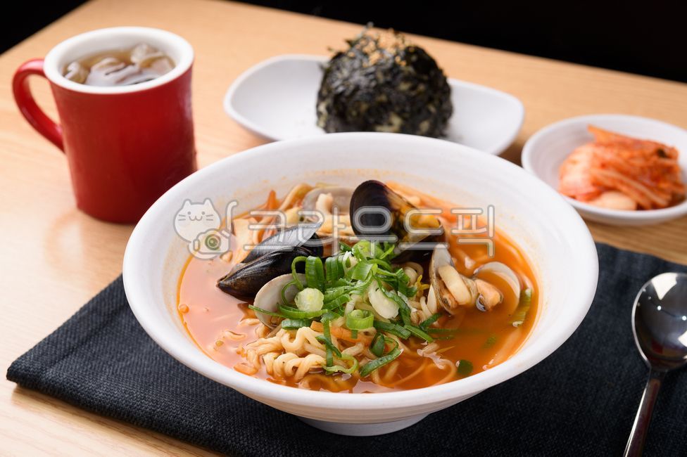 한식,해물라면,라면정식,해물,라면,면요리,면,홍합,조개,오징어,파,매콤한,매운,빨간컵,아이스커피,주먹밥,김치,식사,음식,분식