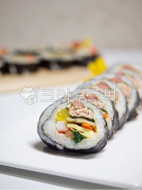 참치김밥,한식,한국음식,김밥,음식,요리,배경,김,채소,웰빙음식,웰빙,아시아음식,당근,밥,단무지,간식,분식,식사,tunakimbab,korean,koreanfood,kimbab,food,cooking,background,kim,vegetable,wellbeingfood,wellbeing,asianfood,carrot,rice,pickledradish,snack,snackbar,meal,음식,식재료,요리,food,cook,meal,dishes,food reserves,한식,한국음식,한국요리,korean food,korean dishes,korean meal,korean cook