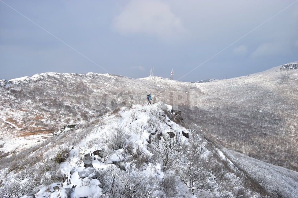 무등산,국립공원,풍경,힐링,산행,설경,상고대,서리꽃,서석대,입석대,안양산,백마능선,장불재,증심사,중봉,중머리재,천왕봉,지왕봉,Korea,National,Park,눈풍경,등산,주상절리,판타스틱,겨울왕국,겨울,지질공원,인왕봉,천지인,설국,2018년,1월,눈꽃,파란하늘,트레킹,winter,landscape,감성,아름다운,황홀한,장관,비경,선경,최고,사진,겨울,계절,winter,season,자연,풍경,nature,landscape,한국자연풍경,한국자연경관,korea nature landscape,outdoors,옥외,mountain,산,ice,얼음,person,사람,human,인간,slope,경사