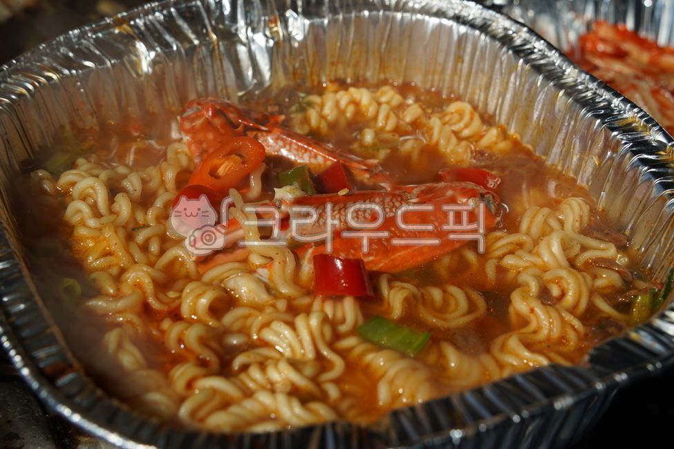 noodles,broth,spicy,disposable,instant ramen,Han River ramen,disposable container,ramen,foil,crab legs,seafood ramen,crab,cooking foil