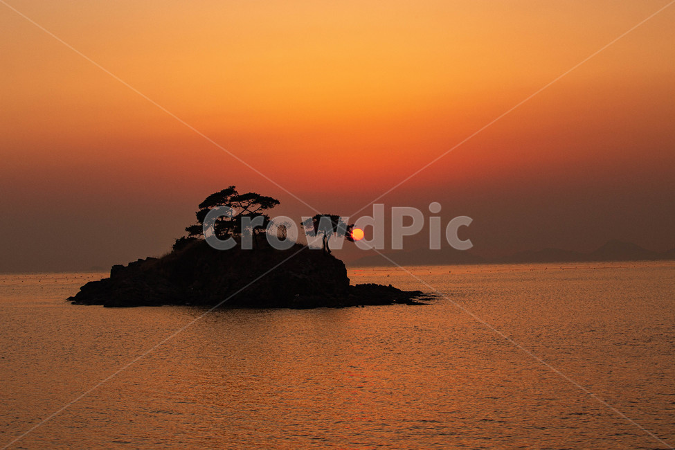 붉은하늘,redsky,새벽,dawn,sunset,sky,dusk,nature,자연,outdoors,옥외,land,땅,promontory,곶,일몰,일출,바다,바위,붉은,풍경,관광지,동해,고성,황혼,하늘,물,해안선,서해,자연,풍경,nature,landscape,한국자연풍경,한국자연경관,korea nature landscape,shoreline,water,ocean,대양,sea,coast,연안
