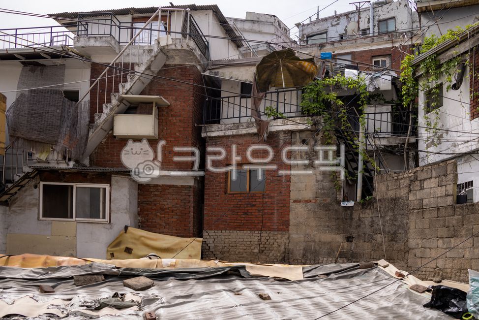 골목,재개발,낡은지붕,언덕동네,재개발지역,루핑,철거,폐가,낡은,주택,건물,골목길,오래된,빈집,마을,밀집된,건축물,도심,옥외,중심지,언덕길,거주지,주거지,주거지역,house,city,outdoors,metropolitancity,archtecture