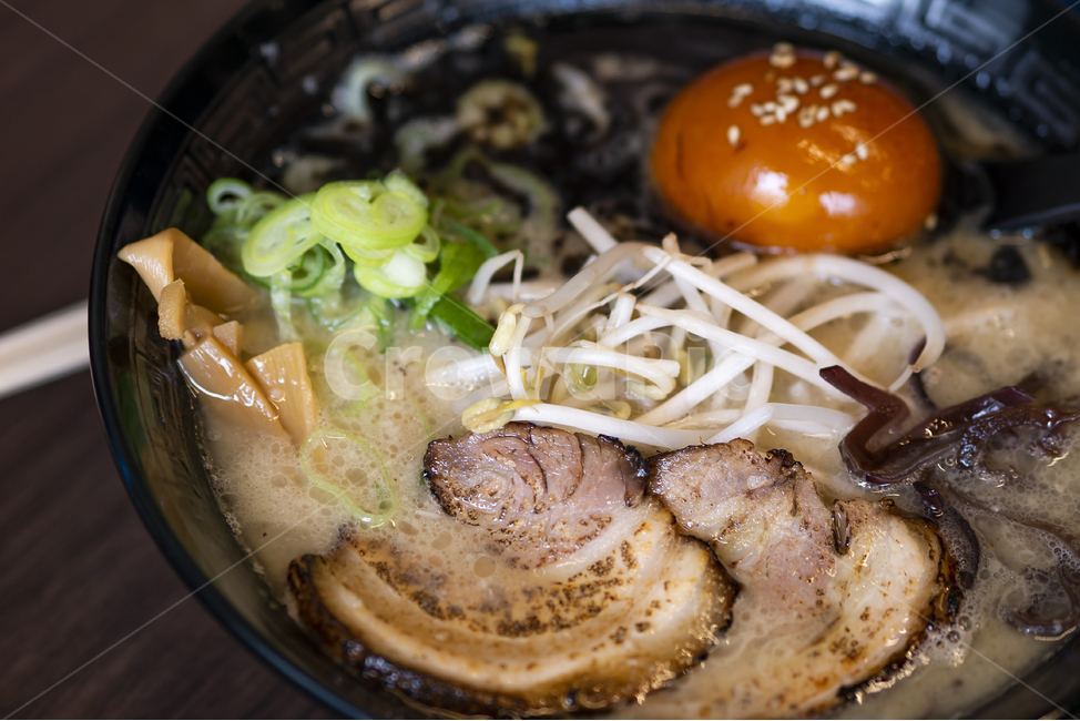 라멘,일본,라면,챠슈,계란,돈코츠,돼지고기,숙주,반숙,뜨거운,고소한,맛있는,음식점,가게,맛집,일본식,칼칼한,걸쭉한,누들,noodles,ramen,japan,요리,검정그릇,음식,식재료,요리,food,cook,meal,dishes,food reserves,면류,면요리,noodles,일식,일본음식,일본요리,Japanese food,Japanese dishes,Japanese meal,Japanese cook