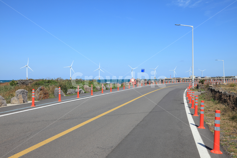 도로,해안,해안도로,교통,풍력발전,해상풍력,풍력,바다,해상,해상풍력발전,발전소,풍력발전소,해상풍력발전소,풍력발전단지,풍력발전기,발전기,풍차,풍력에너지,친환경,환경,에코,터빈,발전,녹색발전,녹색에너지,녹색,전기,자원,에너지,기술,대체에너지,재생에너지,신재생에너지,친환경에너지,산업,바람,바람개비,풍경,자연,하늘,구름,수평선,해양,바닷가,배경,백그라운드,바닥,바닥배경,공간,공간배경,아스팔트,길,거리,가로등,구조물,제주,제주도,한국,제주도,jeju,jeju island,산업,industry,industrial,에너지산업,energy industry,road,highway,고속도로,freeway,고속 도로