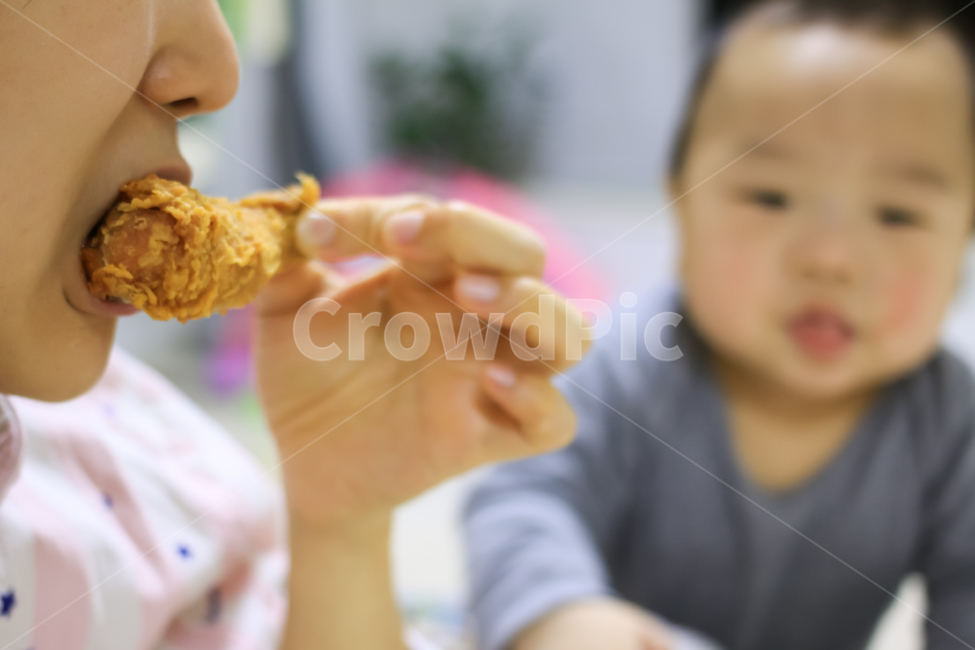 치킨,아기,가족,닭다리,야식,애기,아이,입,손,음식,배고픈,부러운,먹고싶은,맛있는,치느님,귀여운,닭,후라이드,후라이드치킨,1살,1살아기,얼굴,신체,가정,라이프스타일,간식,집,먹을것,남자,남자아기,남자아이,눈빛,프라이드치킨,닭튀김,닭고기,꼬마,시선,식탐,먹음직스러운,사랑스런,육아,유아,부모,사람,인물,인간,human,person,가족,패밀리,family,영유아,아기,애기,아이,infants,baby,음식,식재료,요리,food,cook,meal,dishes,food reserves