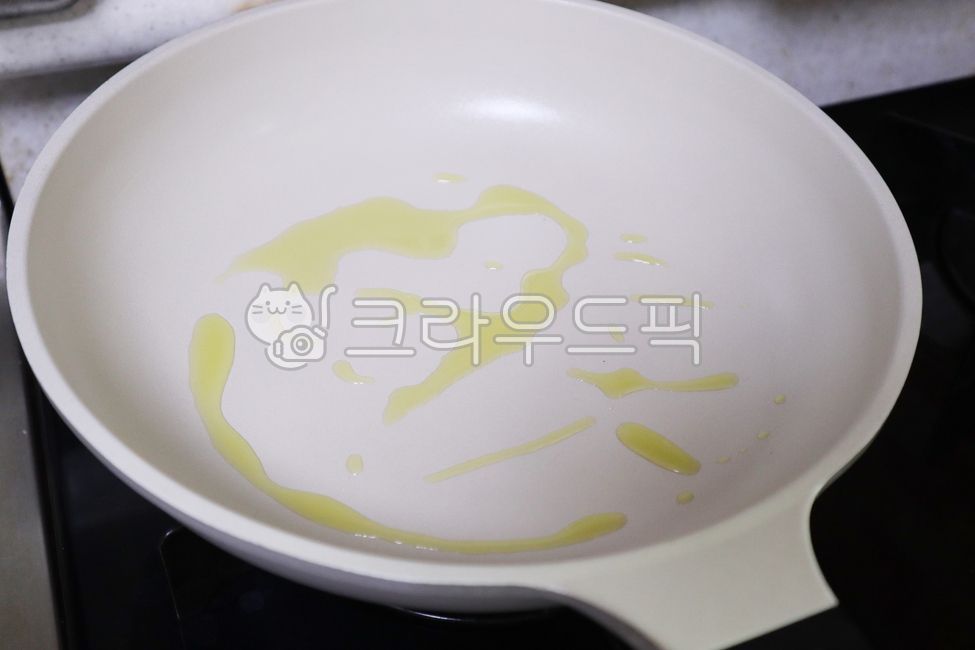 올리브오일,요리준비,프라이팬,프라이팬요리,gastronomy,fresholive,vegetarian,cuisine,olives,golden,culinary,yellow,cooking,liquid,olive,ingredient,fresh,healthy,food,oil,오일,레시피