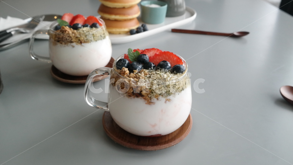 요거트,팬케이크,디저트,yogurt,pancakes,pancake,과일,테이블,table,food,딸기,블루베리,그래놀라,휴식,dessert,fruits,strawberry,blueberry,rest,음식,식재료,요리,food,cook,meal,dishes,food reserves,디저트,간식,후식,dessert,snack