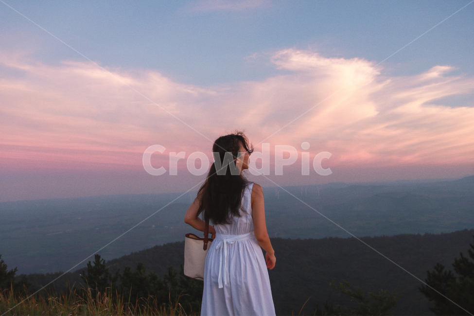 노을,오름,제주도오름,sunset,일몰,뒷모습,하늘,sky,구름,사람,인물,인간,human,person,여성,여자,woman,female,lady,여행,휴가,traveling,vacation,trip,색깔,색상,색채,색감,color sense,color sensitivity,feeling of color