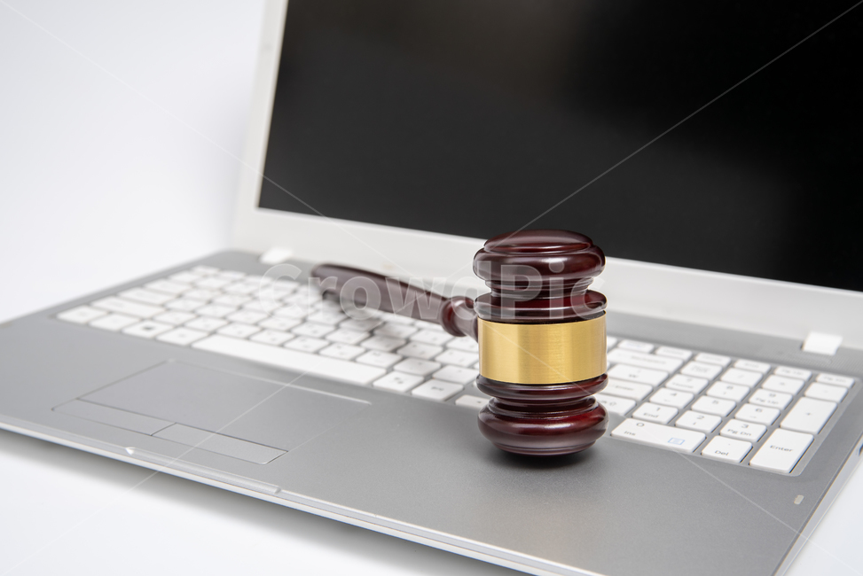 법봉,의사봉,법관망치,판사망치,경매,망치,나무망치,의결,결정,판사봉,재판,사법부,법,법률,규칙,누끼,흰색배경,하얀색배경,비즈니스,비지니스,컨셉,콘셉트,개념,카피스페이스,여백,정의,판사,경매사,판결,경락,낙찰,클로즈업,확대,국회,입법,심판,정치,변호인,변호사,사이버재판,노트북,컴퓨터,사이버범죄,범죄,사이버,키보드,모니터,사물,물건,오브젝트,thing,object,matter,연출,컨셉,콘셉,direction,concept