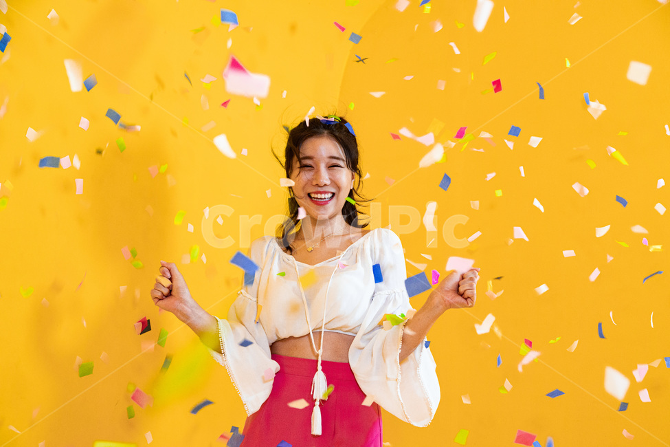 색종이조각,춤,파티,크리스마스,연말,새해,생일,색종이,댄스,즐거움,기쁨,환희,미인,여성,젊은여성,동양인,동양인여성,휴가,휴일,연휴,파티배경,party,christmas,holiday,newyear,fun,birthday,endofyear,asian,woman,girl,dance,joy,happiness,background,colorful,색상,화려함,종이,confetti,paper,사람,인물,인간,human,person,얼굴표정,facial expression,face,여성,여자,woman,female,lady,감정표현,기분,feeling,emotion,축제,행사,festival,carnival,event,기념일,축하,anniversary,congratulation,celebrate,celebration,색깔,색상,색채,색감,color sense,color sensitivity,feeling of color