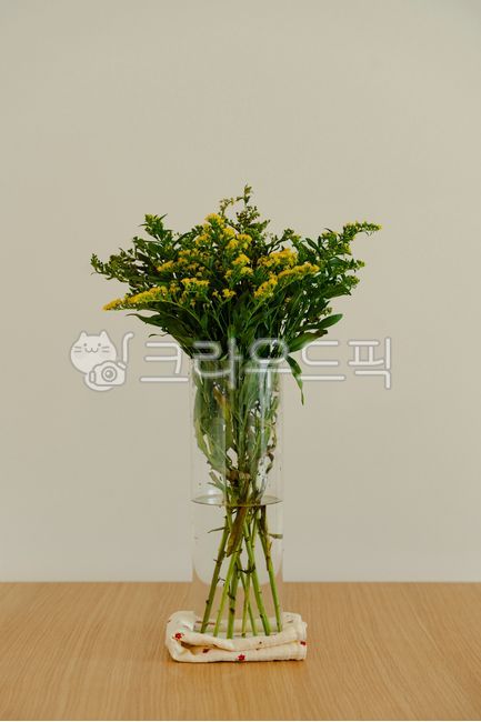 꽃다발,유리병,꽃,장식,투명,심플,깔끔함,자연,화병,디자인,실내,인테리어,미니멀리즘,자연광,배경,공간,장식품,아늑함,노란색,실내장식,플라워,자연스러움,정적,조화,식물,공간활용,따뜻함,조명,꽃병,평온,생화,장식배치
