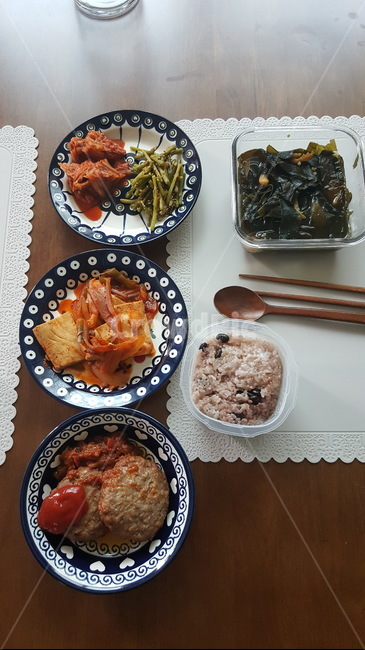 혼밥,미역국,한식,콩밥,함박스테이크,두부조림,나무숟가락,요리