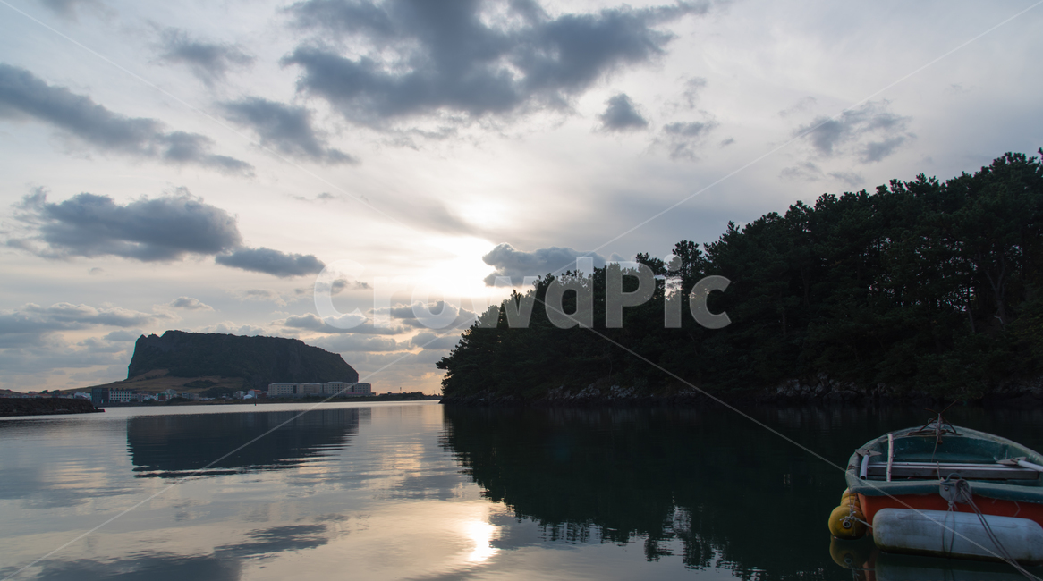 제주도,성산,바다,풍경,반영,배,자연,풍경,nature,landscape,한국자연풍경,한국자연경관,korea nature landscape,제주도,jeju,jeju island,water,물,outdoors,옥외,boat,보트,vehicle,차량,transportation,교통