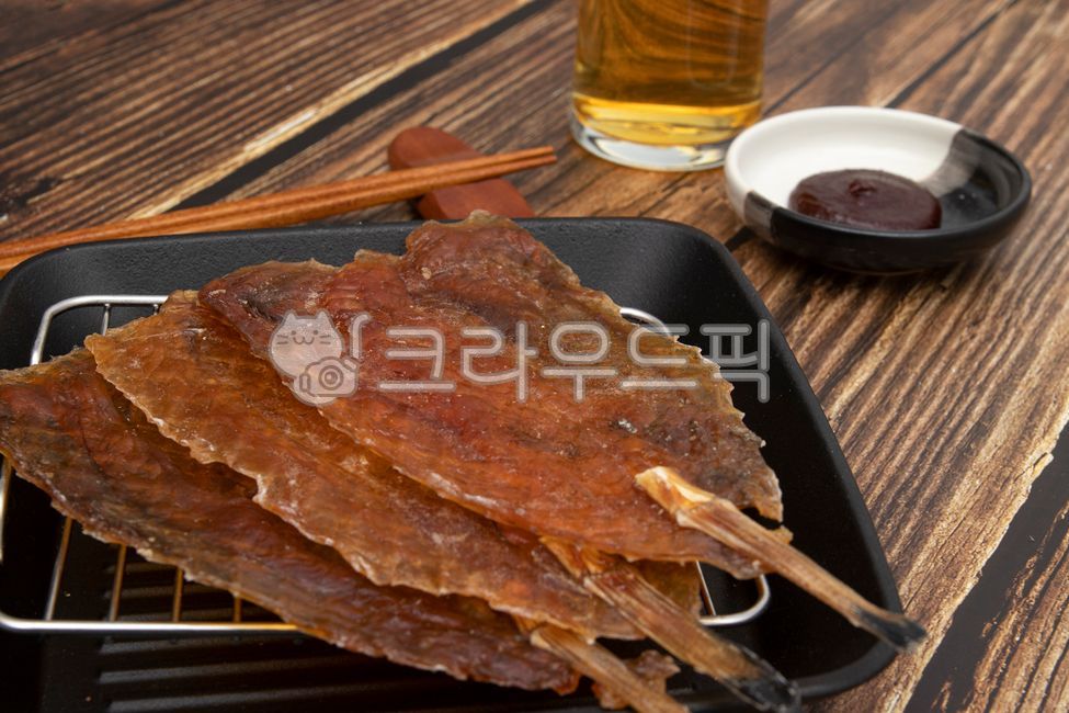 아귀포,맥주,고추장,젓가락,젓가락받침,후라이팬,석쇄,식탁,우드테이블,나무배경,술안주,음주,건어물,음식,간식,음식,식재료,요리,food,cook,meal,dishes,food reserves
