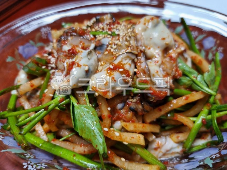 그릇,plate,유리그릇,glassware,굴무침,생굴무침,통영생굴무침,굴요리,생굴요리,통영생굴요리,driedoysters,freshseasonedoysters,tongyeongsaenggulseasonedradish,oysterdish,rawoysterdish,tongyeongrawoysterdish,무침요리,seasoneddish,koreafood,koreanfood,sesame,참깨,seasoning,양념,food,음식,cooking,요리,통깨,깨,미나리,무생채,watercelery,radishsalad