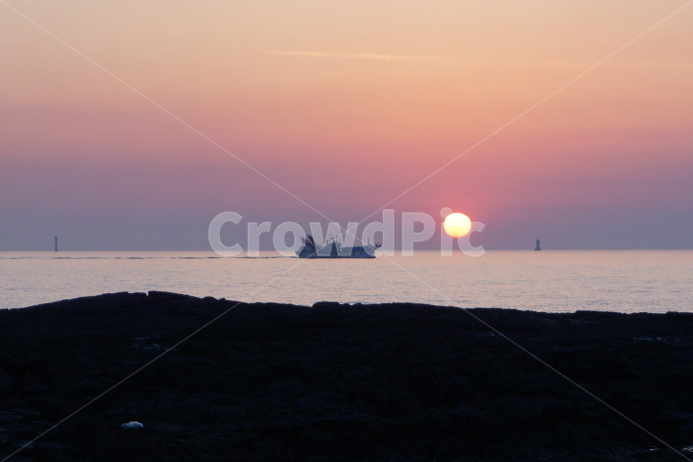 nature,자연,sunset,일몰,sunlight,햇빛,sky,하늘,redsky,붉은하늘,dusk,황혼,outdoors,옥외,바다,석양,sea,boat,보트,어선,태양,sun