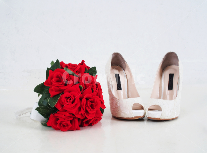 신발,부케,꽃,하이힐,힐,빨강,빨간색,소품,물건,사물,object,thing,shoes,bouquet,꽃,flower,결혼,혼례,웨딩,wedding,marriage,marry,기념일,축하,anniversary,congratulation,celebrate,celebration,사물,물건,오브젝트,thing,object,matter