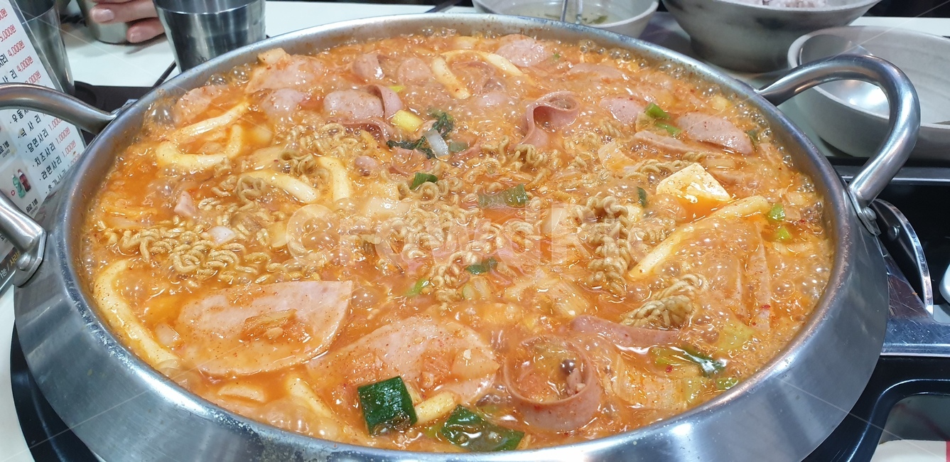 부대찌개,부대찌개사리,부대찌개냄비,부대찌개식당,부대찌개라면사리,음식,식재료,요리,food,cook,meal,dishes,food reserves
